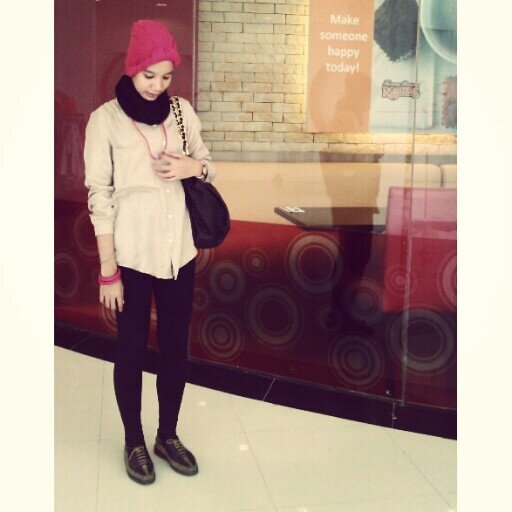 Can be a sweet girl who wears pastels & lace, but the next day I can be a tomboy who wears leather jacket & boots.