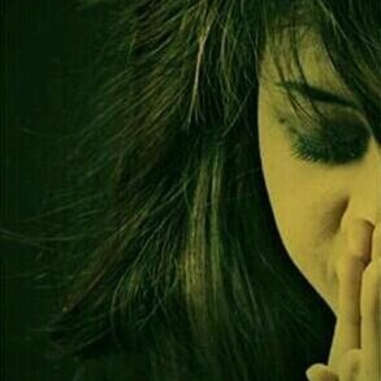 اغرد بماا اقتنع بة فقط لا اشبهه احد وشكرا ~