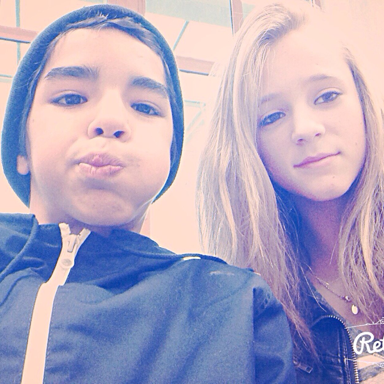 Follow me and I follow back !! Ask vas me poser une question !!! Jte kiff grave !! :3
