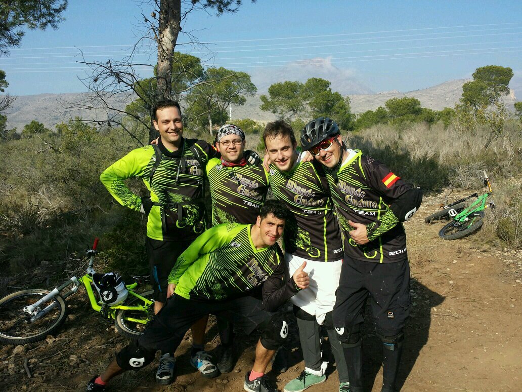 grupo de aficionados al ciclismo en su modalidad de enduro y freerider