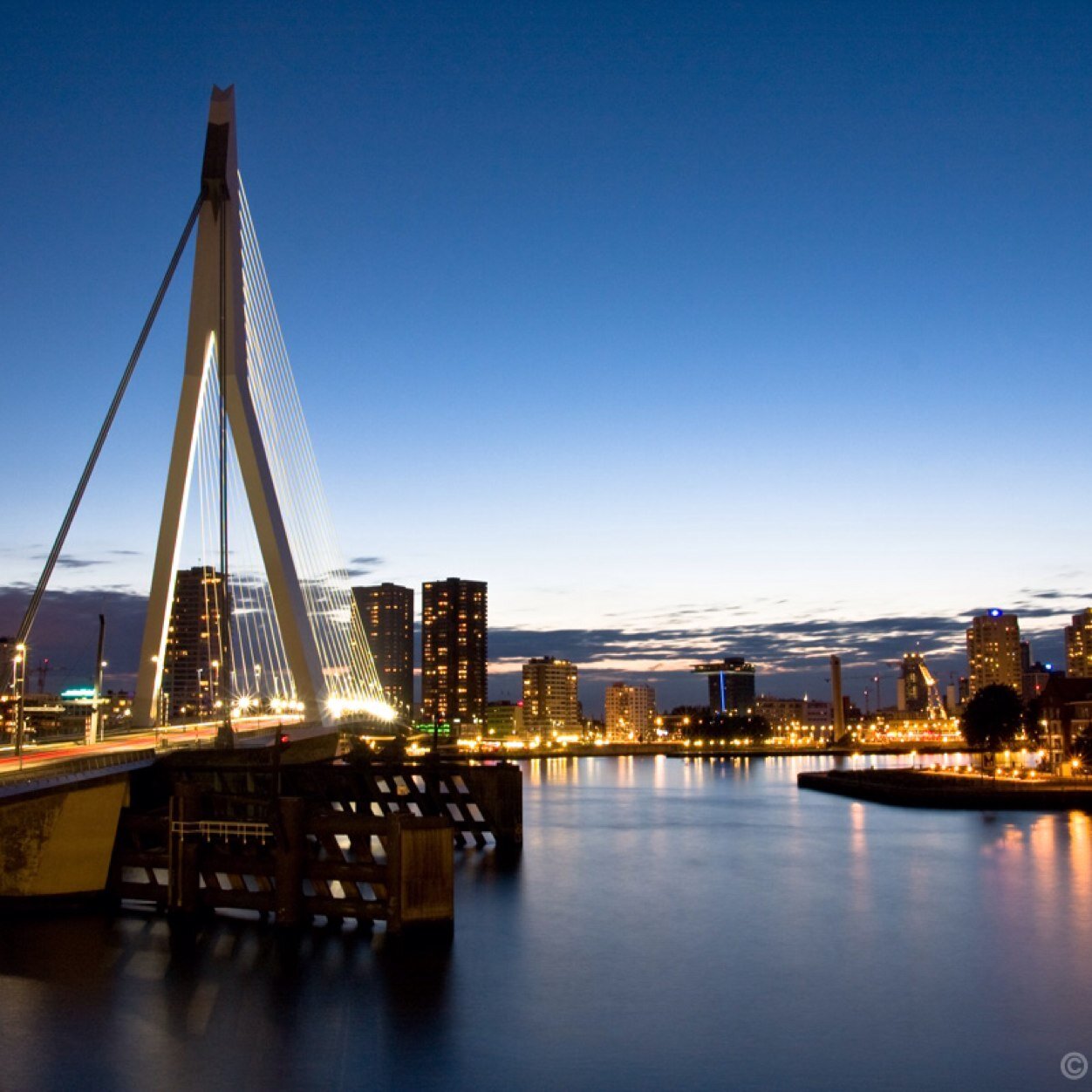 Rotterdammerts. Voor en tegen. Beetje lopen te staan te zitten te twitteren. Joh, pleurt op!