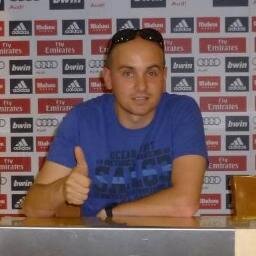 Amante de automovilismo, futbol y mujeres. Aficionado del Real Madrid.