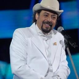 humorista de hace 26 años, ganador gaviota de oro en viña 2012 y estudio en pedagogía religión, comunicación social.