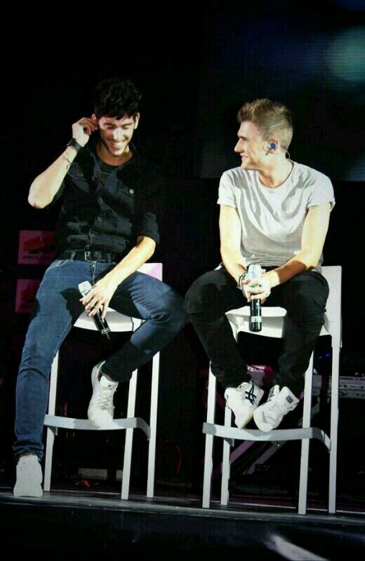 Auryn como forma de vida. Porque esos cinco chicos nos hacen sonreír hasta en el peor momento. Dos chicas unidas por ellos (Smiler y Blueheart) :)