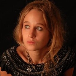 Journaliste à Radio France, mise en ondes à @franceculture @rfi, micro ten(d)u en France, AmLat & Tanger. Crayon dans la bouche à @ESJLille, (pas) classe en EMI
