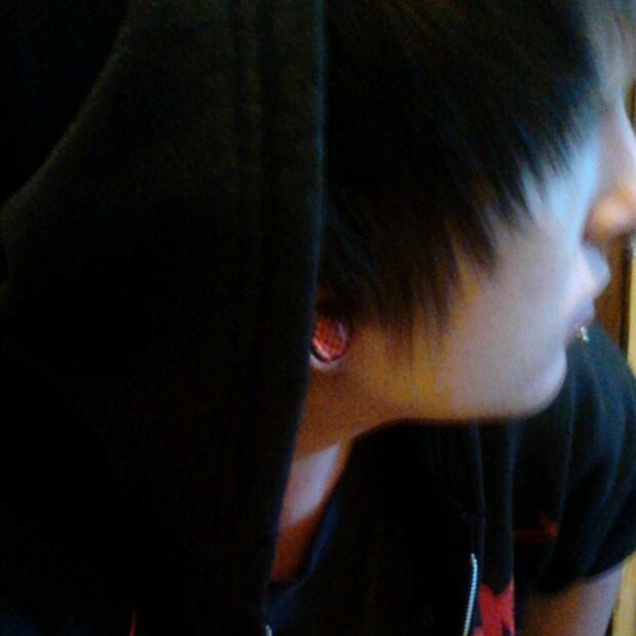 20 years young. Artist in the making. I do them unclear vocals like no other. Hear me growl!