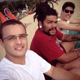Ser fã é agradecer a existência de uma pessoa que talvez nem saiba da sua. Dona: @car0lreis_