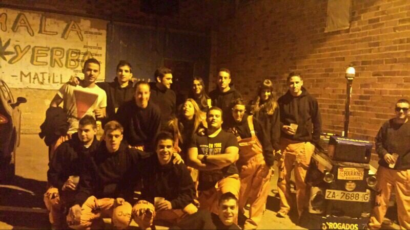 10 años ya... Nos gustan las fiestas, borracheras, los toros, las mangadas, las putillas y cuando vamos a cazar nos lo pasamos pipa. ¿de donde somos?