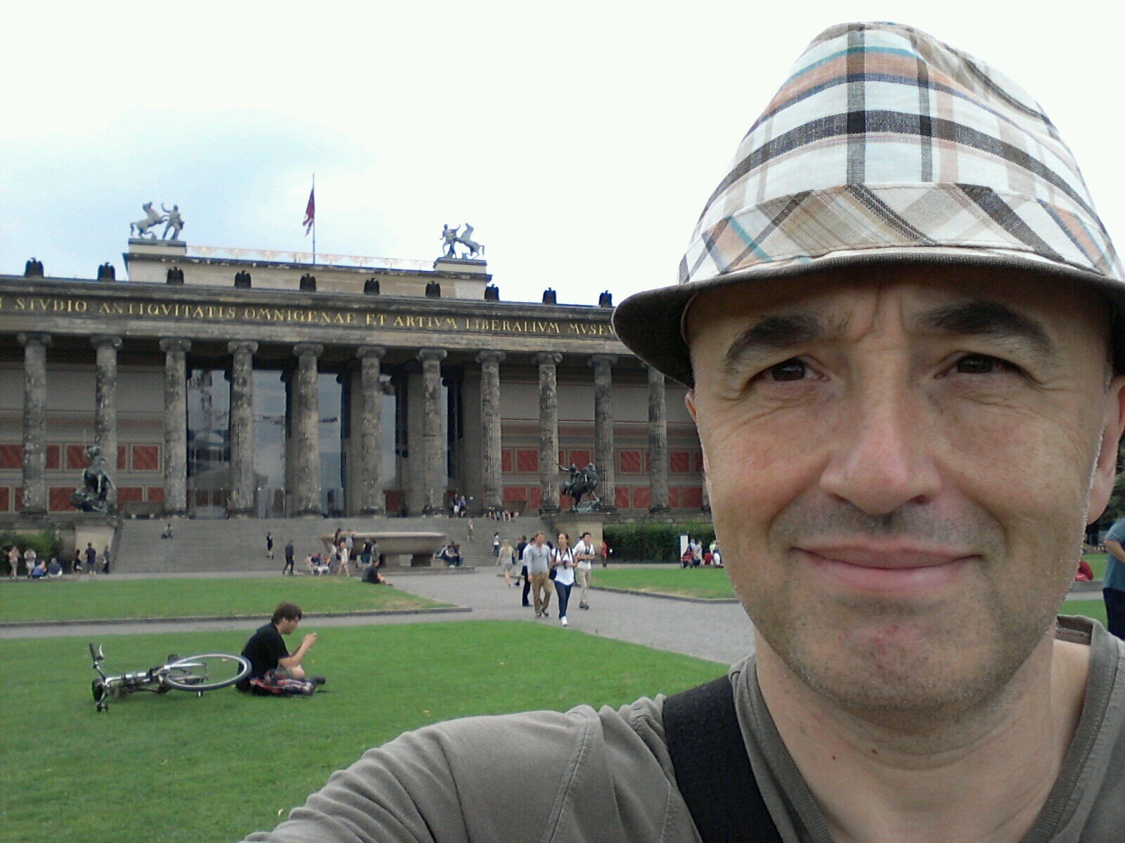 morenodeloso's profile picture. Perpetrador de cortos, caníbal, rojo y pendenciero.