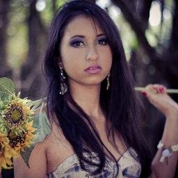 ' A vida é curta demais pra ficar triste pelos cantos, as pessoas vão falar não importa se está bem ou mal ♪
