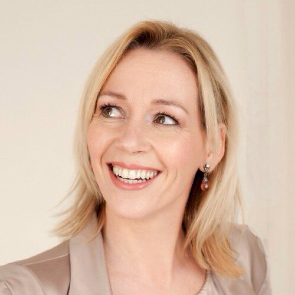 AnneliesRed's profile picture. Freelance Marketing- en Communicatie Specialist, Ondernemer, Passie voor social media, Automotive, Buitenmens, Bloemen, Sporter, Mama van Fien en Noortje.