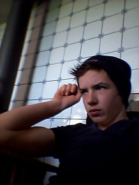 Jonguh met grijs petje