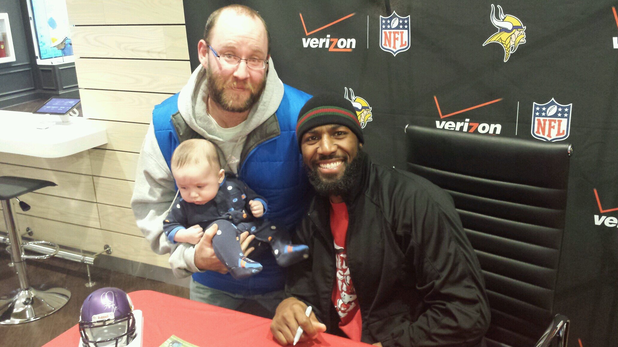 Father of one great son. collector of minnesota vikings, twins, wild and Twolves along with UGA football players.