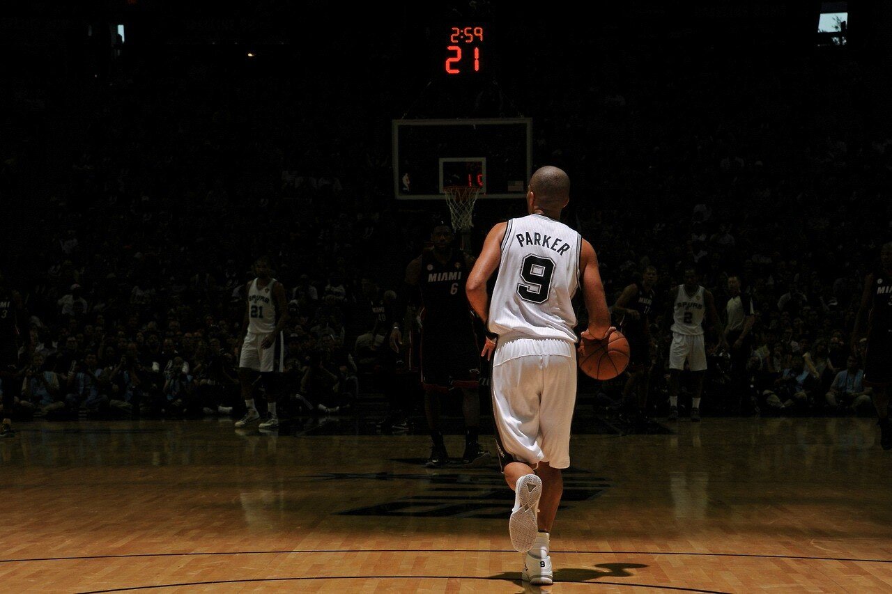 ParkerChe's profile picture. А в Сэнт Луисе запрещается сидеть на мостовой и распивать пиво из ведра..