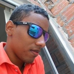 Quem quiser vencer na vida deve fazer como seus sábios, mesmo com a alma partida, Ter um sorriso nos lábios.