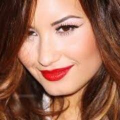 LOVATICS † da  Demetria Devonne Lovato. nascida em 20 de agosto de 1992  E uma atriz, cantora e compositora norte-americana. Iniciou a sua carreira aos 9 anos.
