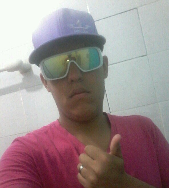 sou estrovertido gosto de fazer as pessoas rirem nao julgo ninguem adoro festa gosto de dar rolezinho