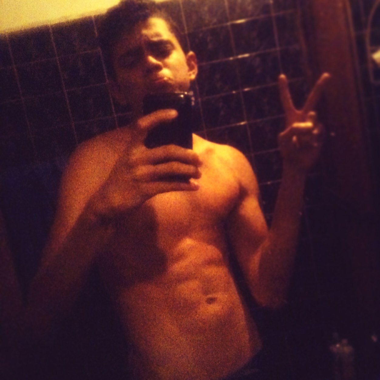Soy Un Individuo De Pensamientos abstractos que yo solo entiendo , Pero que de Vez en cuando Los Amoldo a la Escritura! Apasionado del Rap, Futbol , Family!