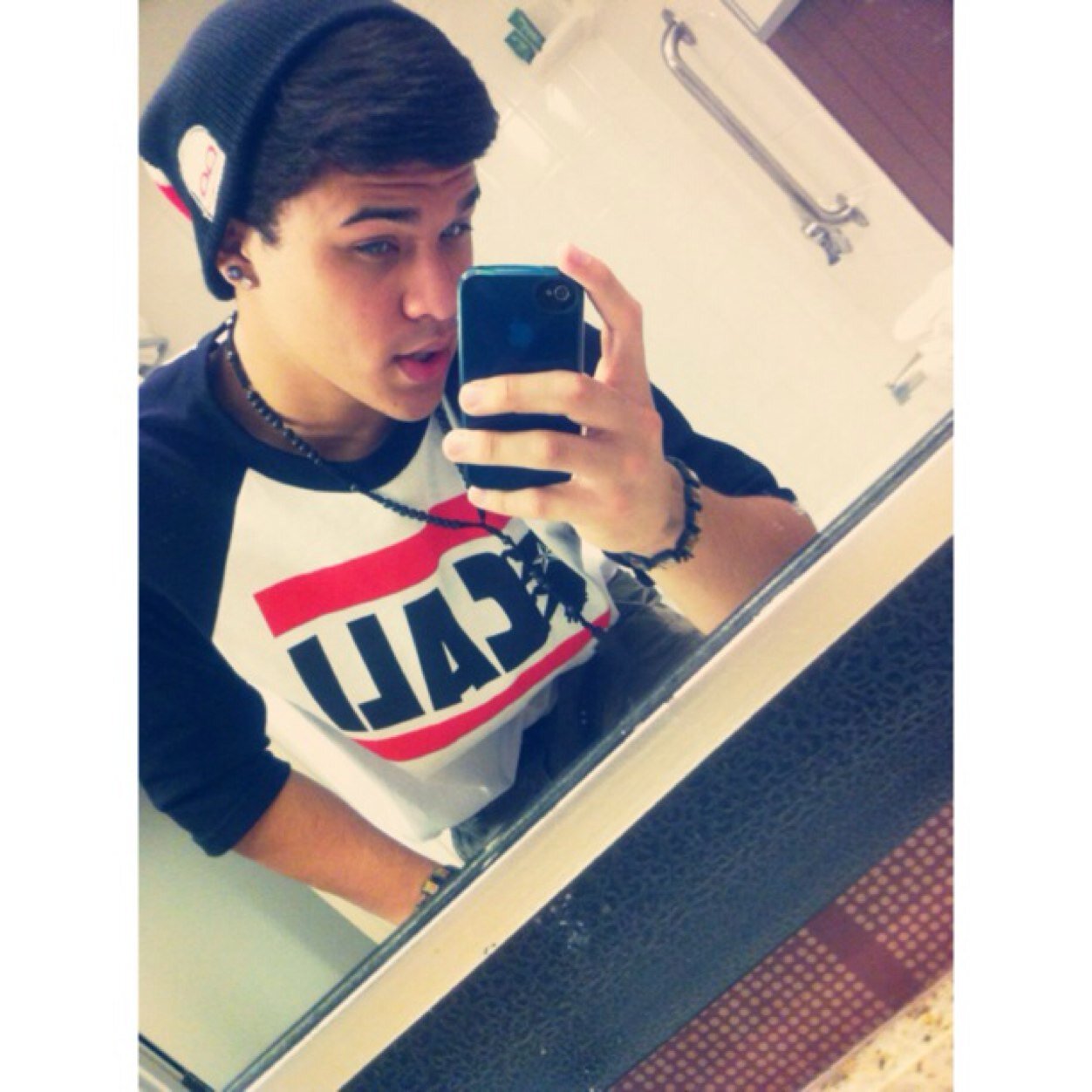 Just A 17 Year Old Singer Trying To Pursue His Dreams (: For Booking Contact : m.d.dr.device@gmail.com