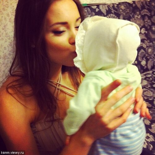 DynahTomaselli's profile picture. If you like her, tell her. She won't wait forever.