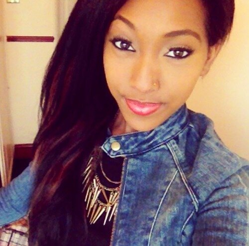 HedaCorstgens's profile picture. Lip biting in the middle of a kiss