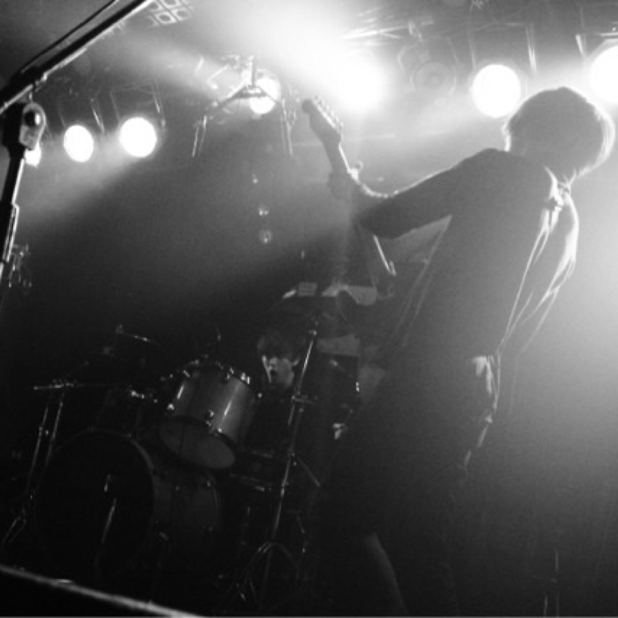 mist.のボーカルとギターやってます!!最近鼻がつまって困っています!!