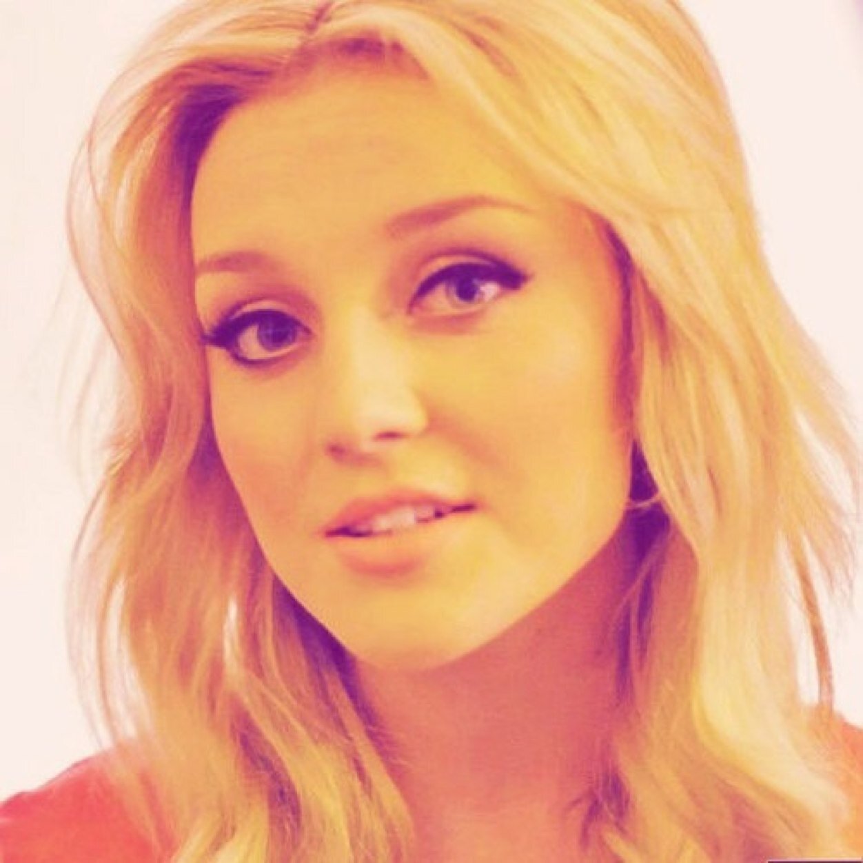 Hey im Perrie i sing in a band we're called Little Mix i think its pretty awesome.. I happen to really like food and puppies
