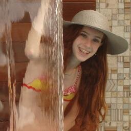 '' Muito nervosa, muito tímida, muito sonhadora, muito amiga, muito apaixonada, muito louca. Muito prazer, eu.” ://www.facebook.com/maryana.sesanabreda