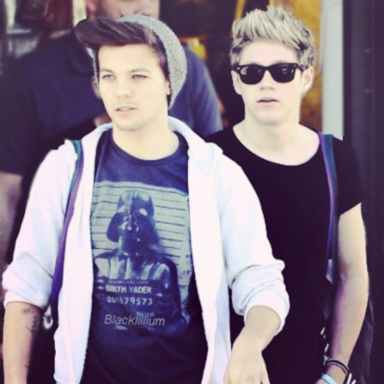 Please go follow @L0UMINOUIS she is trying to reach a goal......... thank you so much