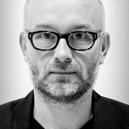 Stamhouder van het geslacht Noomen, journalist, kaasdromer, televisiemaker, fundamentalistisch atheïst en vergeefs kattentrainer.