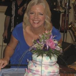 I dance, teach dancing and organize events. I love music, food, The Mavericks, Blackwood's gin & Ramsbottom.