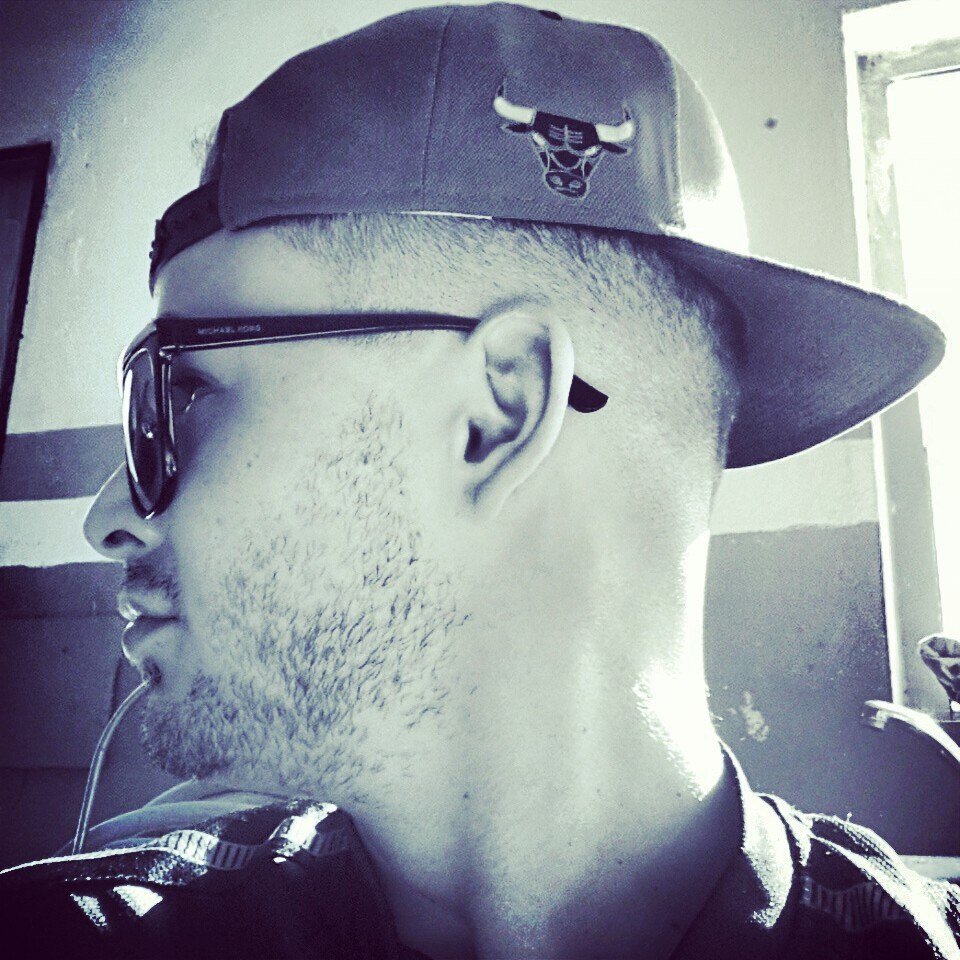 Cr1stianFalcon's profile picture. MADE IN CANARIAS BY HAPPY    
Empezando Por twitter :D