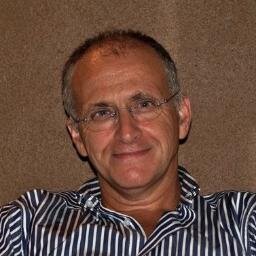 Dirijo uma pequena agência de Comunicação, a Sinapse. Sou monárquico e sportinguista de sofrer, mas no resto sou um vencedor.