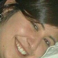 La vida es demasiado corta, sonríele con ternura a quien llora, ignora a quien te critica y sé feliz con quien te importa.