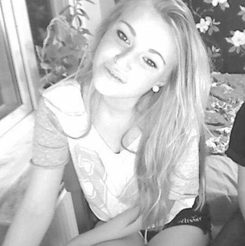 Love being a girly girl! Love pretty things, perfume, high heels, sparkles, romance, flowers ;) 3 goals of life; money, power and fame. #Follow on ur own risk=)