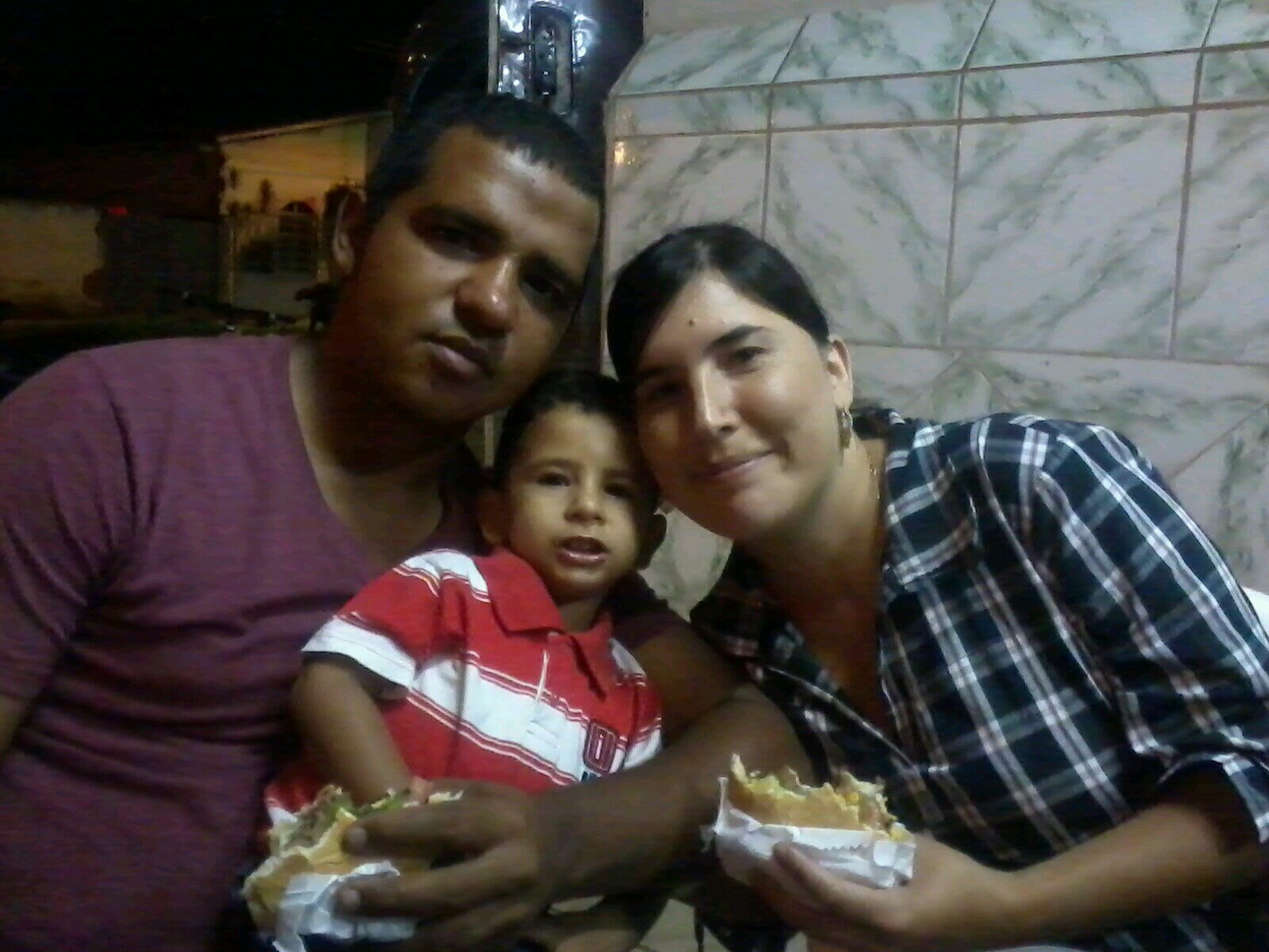 SOU CASADA TENHO UM FILHO, GOSTO DE ESTAR COM OUTRAS PESSOAS NAO SUPORTO FICAR SOZINHA , SOU EVANGELICA, E O QUE MAIS AMO E LOUVAR A DEUS