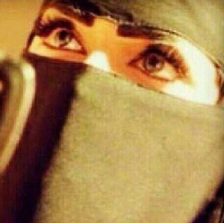 انا فتاه في اجمل مراحل عمري عفويه وخجوله مع الغرباء احب الهدوء واحيانا احب الفوضى ولاازعاج احب الضحك ولذا لاايستطيع احد فهمي ! الاا من روحه تشابه روحي تماما!