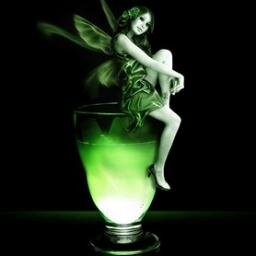 El hada verde está de vuelta, más de cien años de proscripción fueron quizá la mejor promoción para que la artemisa absinthium reapareciera. Pedí tu botella.