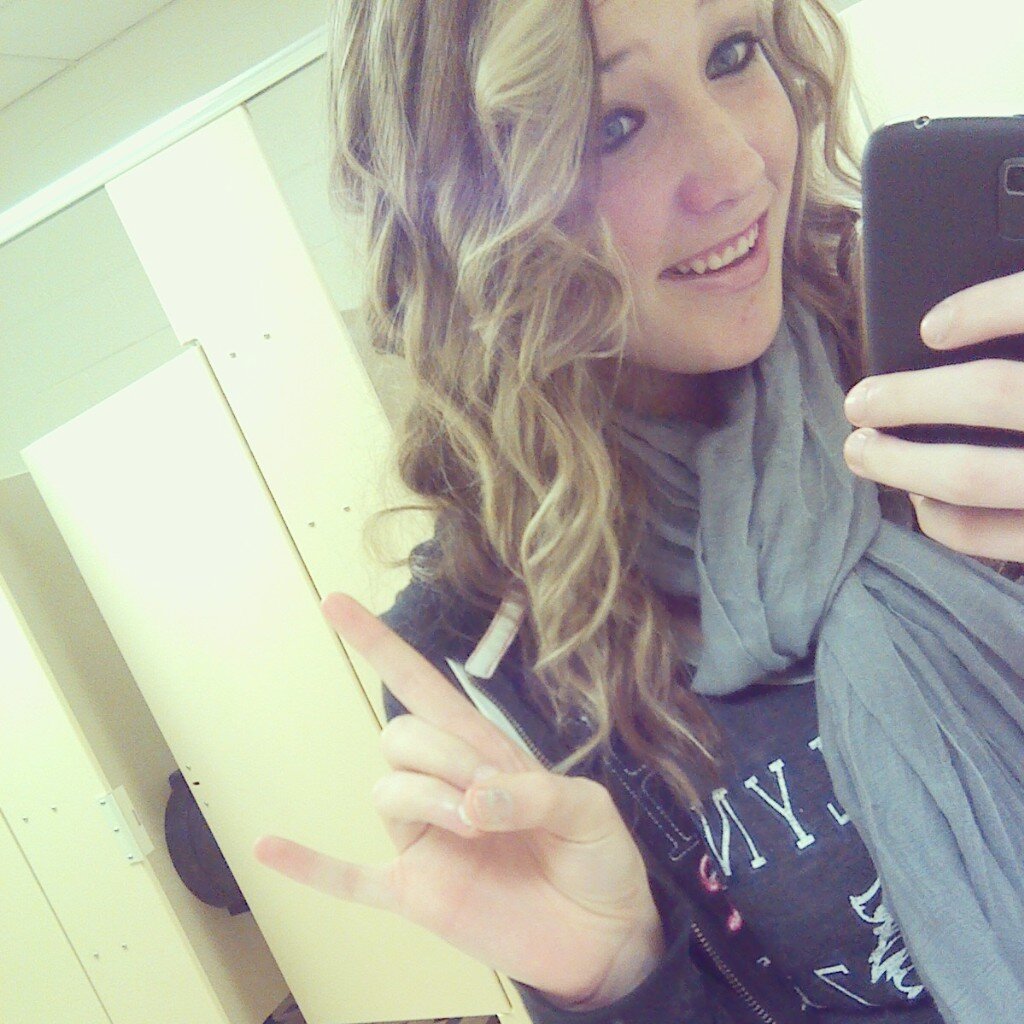 Emcoo123's profile picture. Hey! My names Emily im 15 & go to weatern brown & im dating Isaiah sanders3