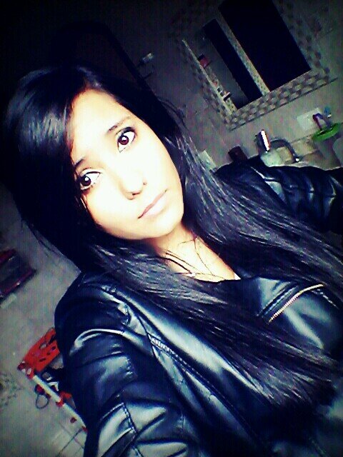 Alegre, divertida, são paulinaa valorizoo muito minhas amizades e minha familia, e eu amo The Vampire Diaries ;D