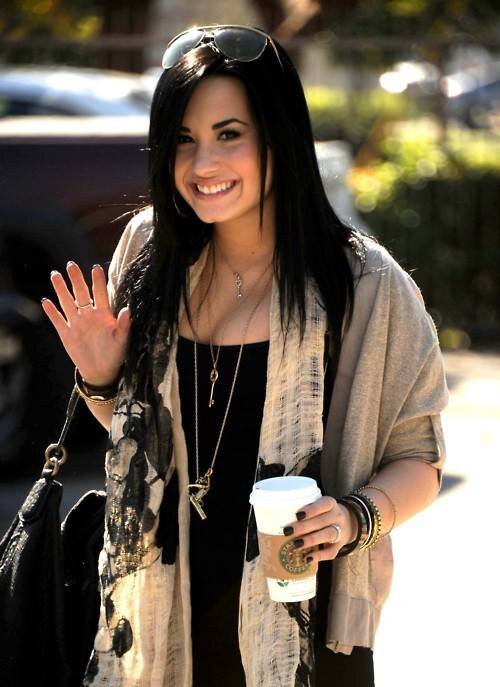 Sou lovatic , selenator , arianator --_--
sou amiga legal , nervosa kk faz parte , solteira ú.ú