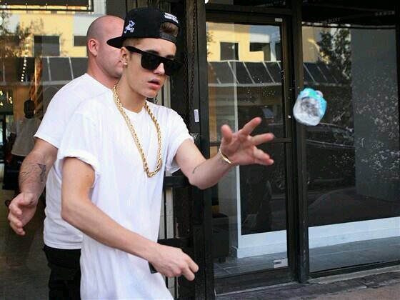 this is a fun twitter page that shows paparazzi pictures  about celebrity's and news if you love celebrity's enjoy the page