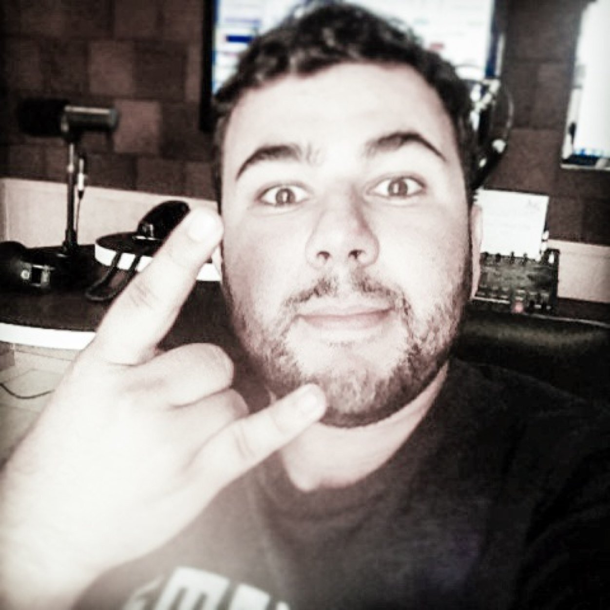 Publicitário formado, radialista apresentador da Rede T de rádios. todos os dias das 10 ao meio dia para 20 radios no Paraná! Contato 4299275735