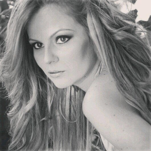 Número 11. Psicóloga. Freudiana. Canhota. Geminiana nata. Um pouco narcisista, perfeccionista e impaciente. Com um coração enorme.