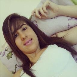 Sou chata, dramática, irritante, carente, louca, irônica, desligada, ciumenta e tenho manias absurdas mas me segue . (: