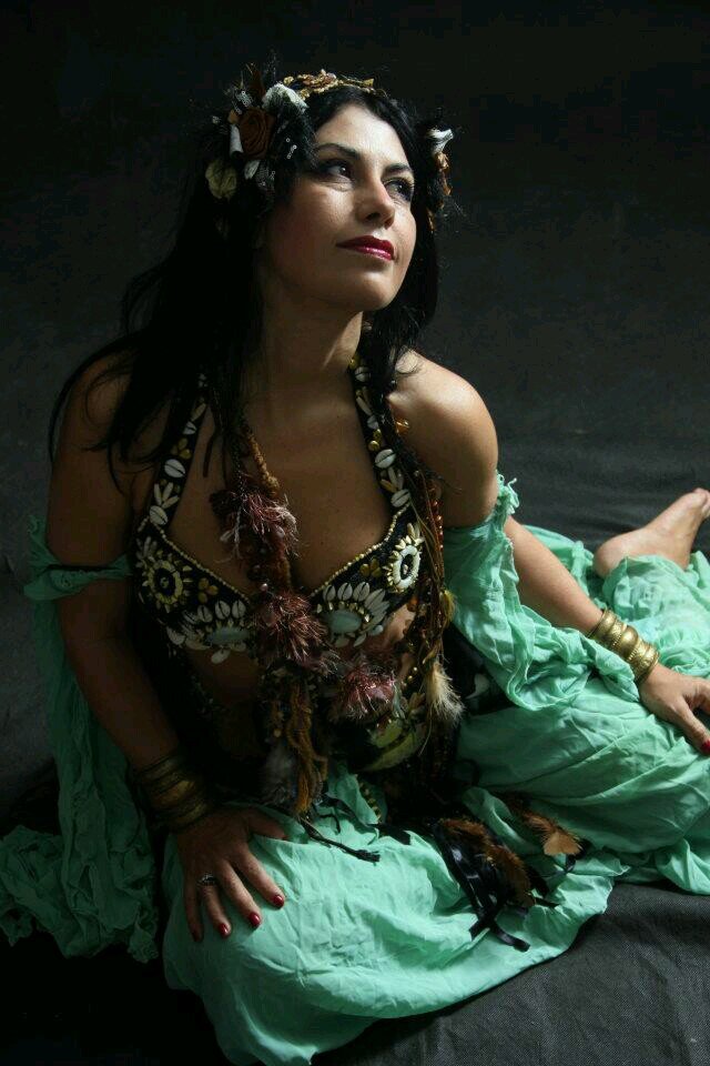 Bailarina, terapêuta holística e fundadora da escola.