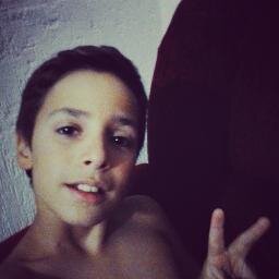 som romântico, simpático, amo esporte, to soltero e tenho 13 anos