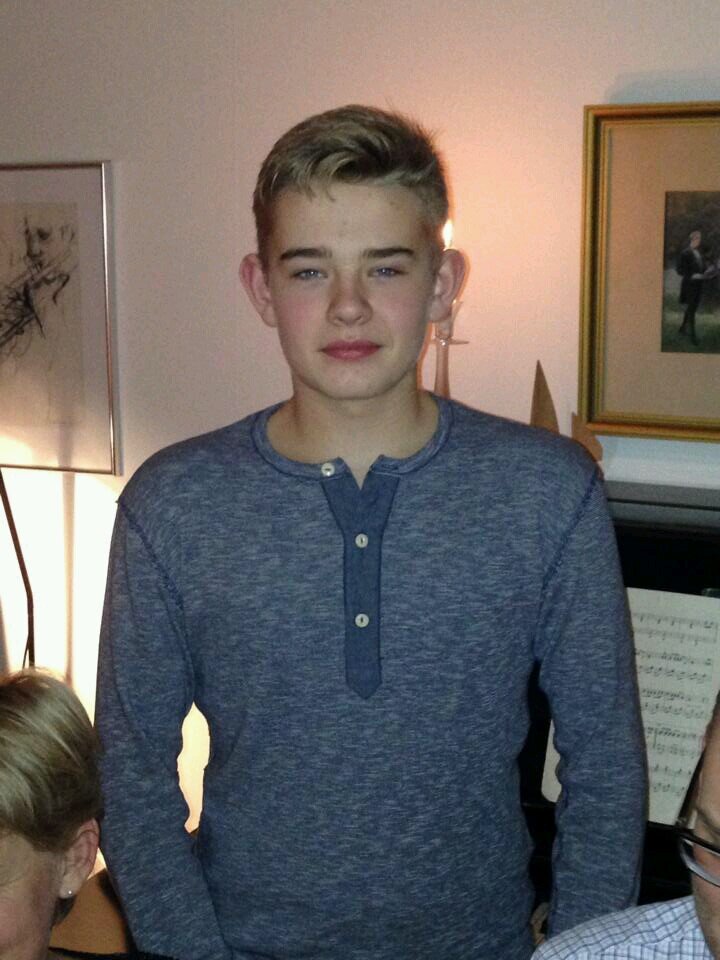 Lirar puck med femman på ryggen
