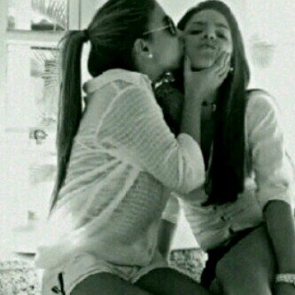عجبا لقلبي ♡ وهو بحجم الكف كيف احتواك وانت بحجم الكون ..♥