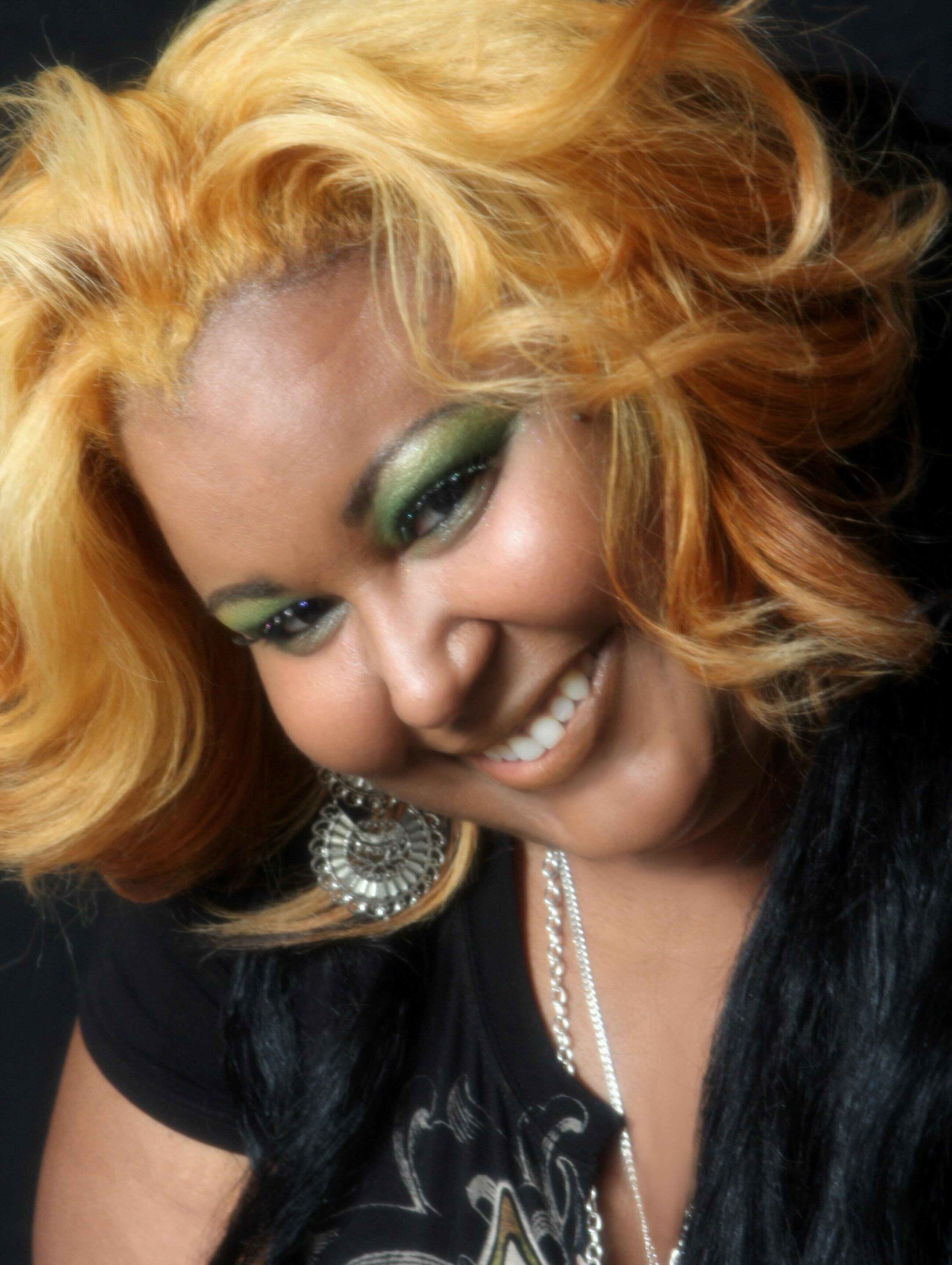 Indie artist- poet and singer-songwriter / Owner of Reigning Beauties Natural Skin Care products. 
FB: ReigningBeauties
FB: Toni Reign
IG: Reigning_Beauties